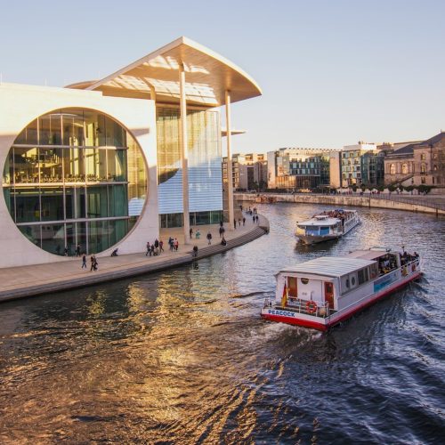 sunset-cruise-berlin πλοίο στον ποταμό Σπρέε στο Βερολίνο στο ηλιοβασίλεμα