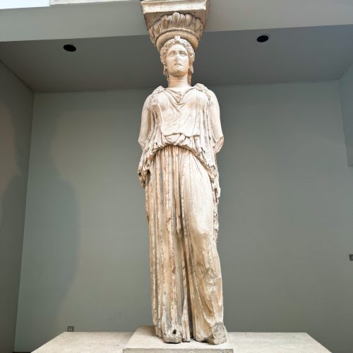 british-museum-kariatid η μία από τις τέσσερις καρυάτιδες που βρίσκεται στο Βρετανικό μουσείο