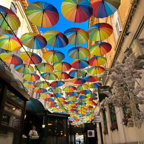 bucharest-umbrellas διάσημος δρόμος με ομπρέλες στο Βουκουρέστι