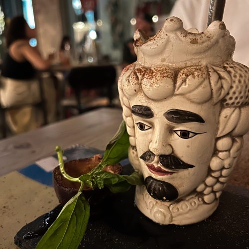 cockteil-in-a-sicilian-head-glass ποτήρι κεφάλι Άραβα στρατιωτικού που το συνοδεύει ένας μύθος στην Κατάνια στη Σικελία