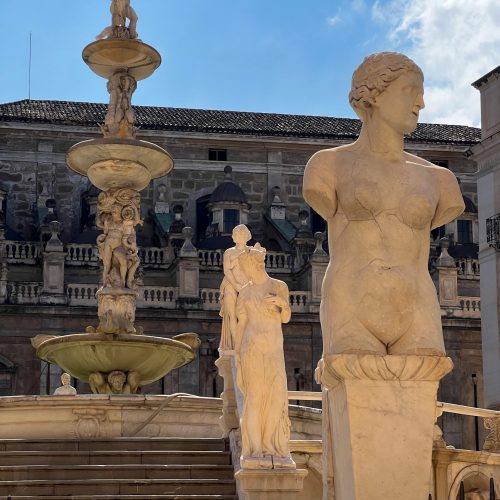 fontana-pretoria-palermo κούρος άγαλμα μπροστά από συντριβάνι στο Παλέρμο