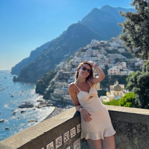 positano-anna-trakada-mytravelgram κορίτσι στην πλαγιά του Ποζιτάνο βγάζει φωτογραφία με φόντο τα πολύχρωμα σπίτια