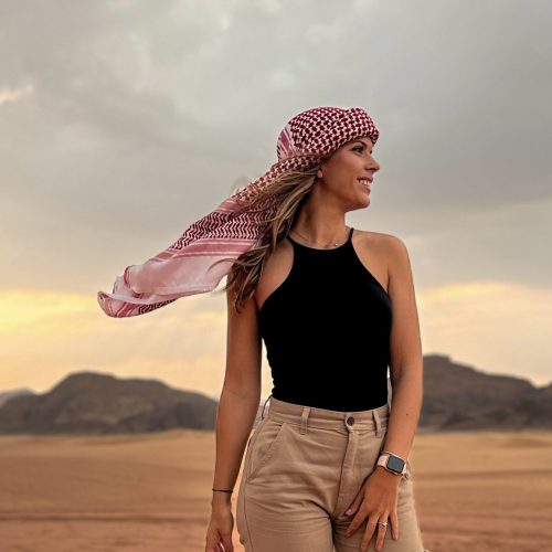 mytravelgram-wadi-rum-jordan κορίτσι με αραβικό μαντήλι στα μαλλιά στην έρημο της Ιορδανίας το Wadi Rum