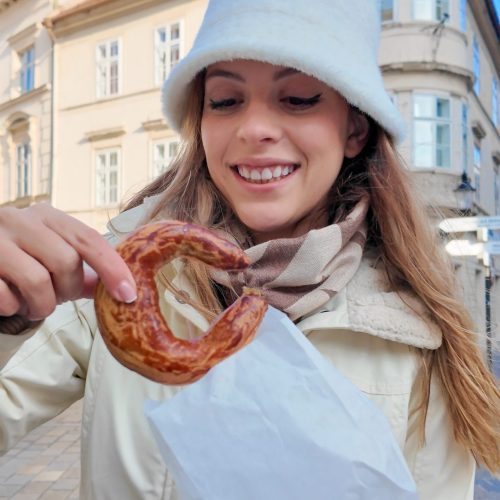 slovakia-bagel κορίτσι τρώει παραδοσιακό κουλούρι στην Μπρατισλάβα στη Σλοβακία