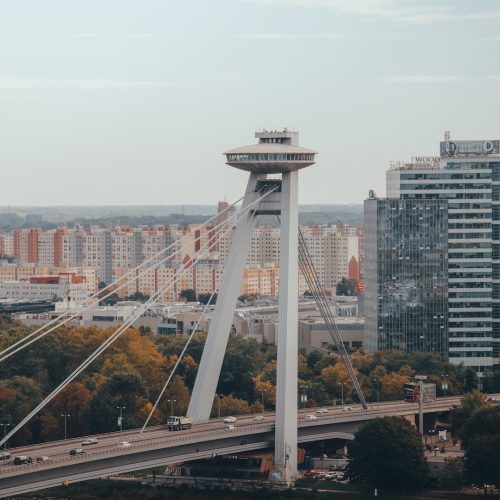 UFO-tower-bratislava πύργος που μοιάζει με UFO πάνω από γέφυρα που εννόνει τις δύο όχθες του ποταμού στην Μπρατισλάβα