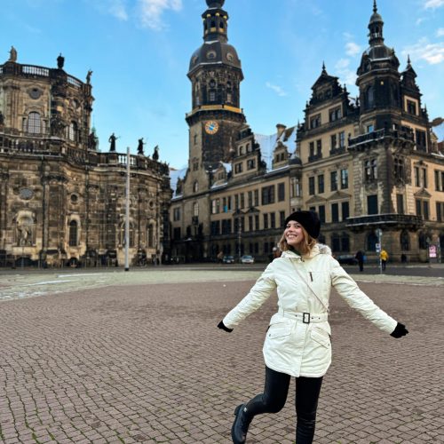 ZWINGER-dresden κορίτσι χορεύει στο τετράγωνο ZWINGER στη Δρέσδη