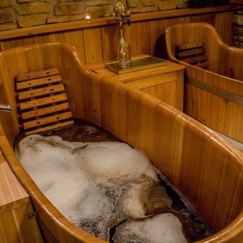 prague-beer-spa ξύλινες μπανιέρες γεμάτες μπίρα στην Πράγα