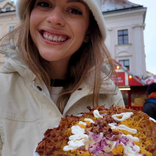 slovak-pancake-food κορίτσι κρατάει Σλοβάκικο pancake αλμυρό με μπέικον, κρεμμύδι και sour cream