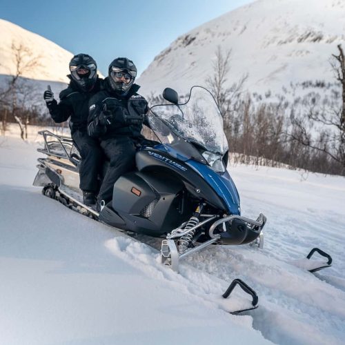 Snowmobile-tromso ζευγάρι πάνω σε snowmobile στο Τρόμσο
