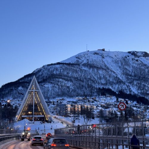 arctic-cathedral-tromso ο αρκτικός καθεδρικός ναός του Τρόμσο και η γέφυρα της πόλης