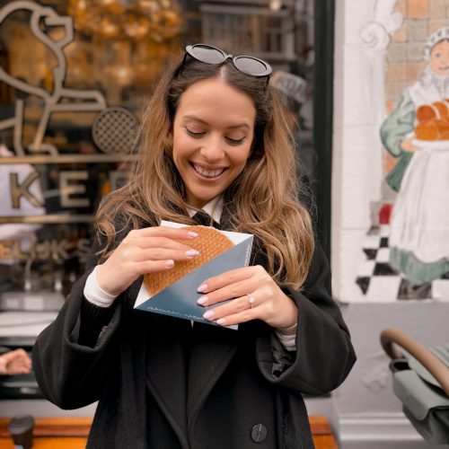 stroopwafel-amsterdam κορίτσι τρώει stroopwafel στο Άμστερνταμ