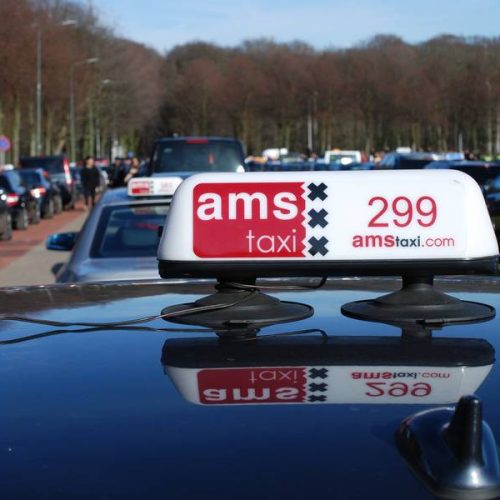 amsterdam-taxi-label πινακίδα ταξί πάνω στην οροφή του αυτοκινήτου