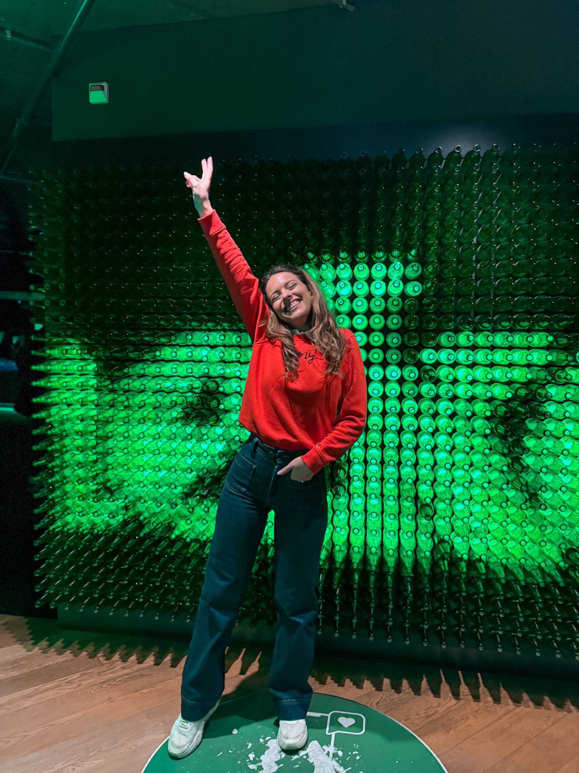κορίτσι με κόκκινο φούτερ στο Heineken experience στο Άμστερνταμ