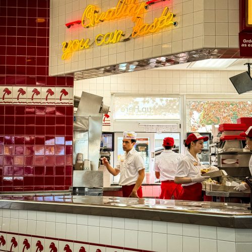IN-N-OUT BURGER ο πάγκος παραγγελίας και προετοιμασίας στο IN-N-OUT BURGER
