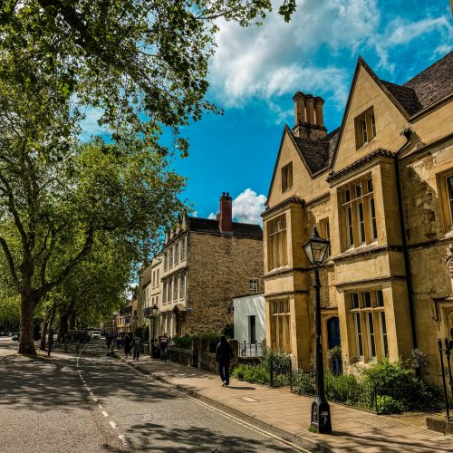 Oxford-vibe Σπίτια σε δρόμο της Οξφόρδης την Άνοιξη