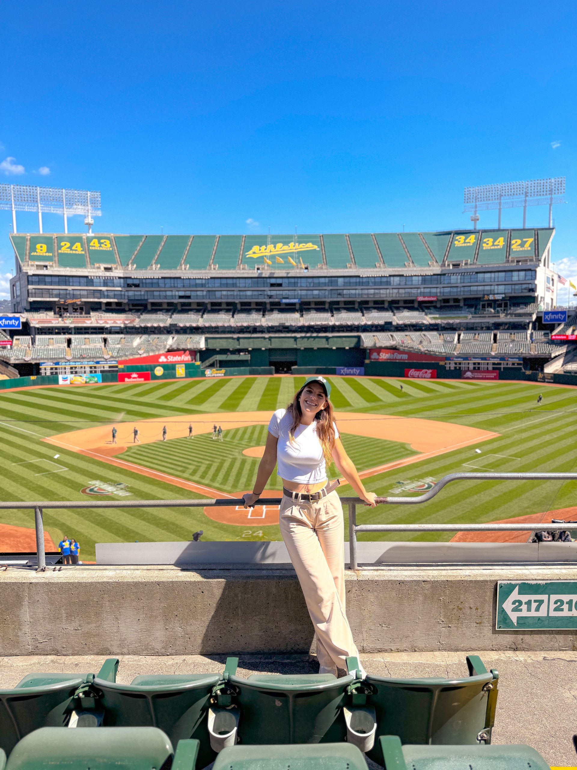 κορίτσι με καπέλο ομάδας baseball στο γήπεδο coloseum του Oakland