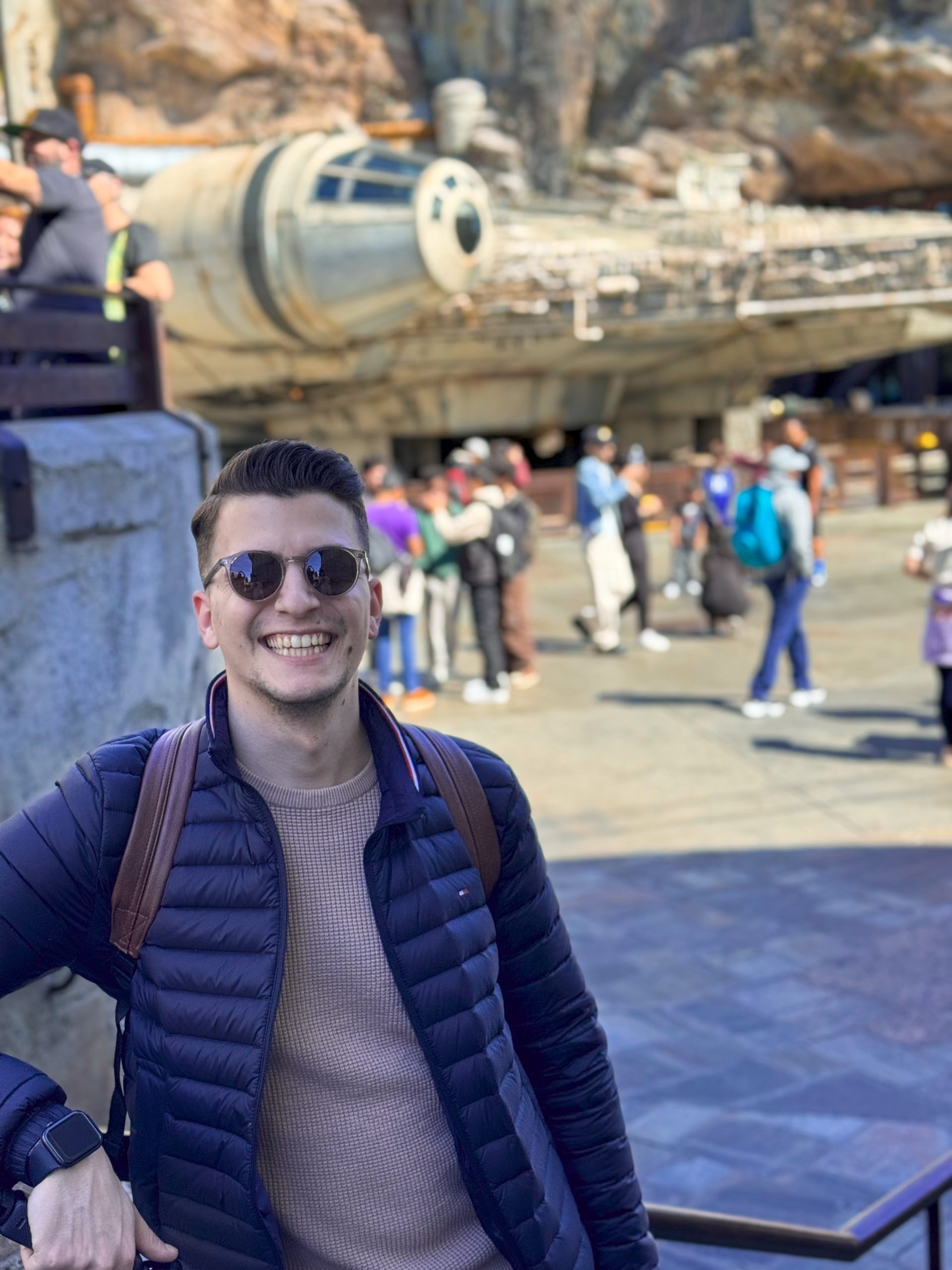 αγόρι μπροστά στο millennium falcon στην Disneyland California