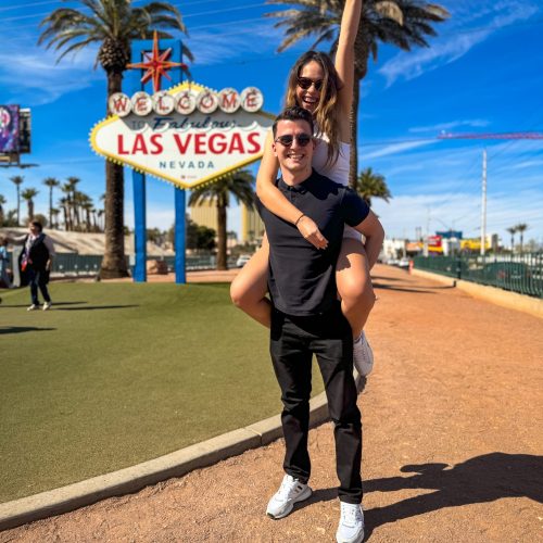 las-vegas-sign-mytravelgram ζευγάρι είναι χαρούμενο μπροστά από την πινακίδα του Λας Βέγκας