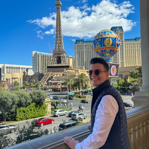 las-vegas-stripe-mytravelgram Αγόρι στο Belagio βλέπει τον πύργο του Άιφελ στο Λας Βέγκας