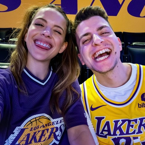 nba-l.a.-lakers ζευγάρι ποζάρει με τις φανέλες των L.A. Lakers σε αγώνα στο crypto arena.com στο Λος Άντζελες