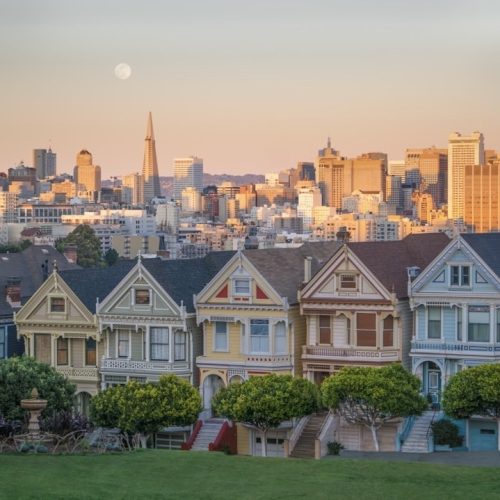 painted-ladies-sf βικτοριανά σπίτια με φόντο τους ουρανοξύστες του Σαν Φρανσίσκο