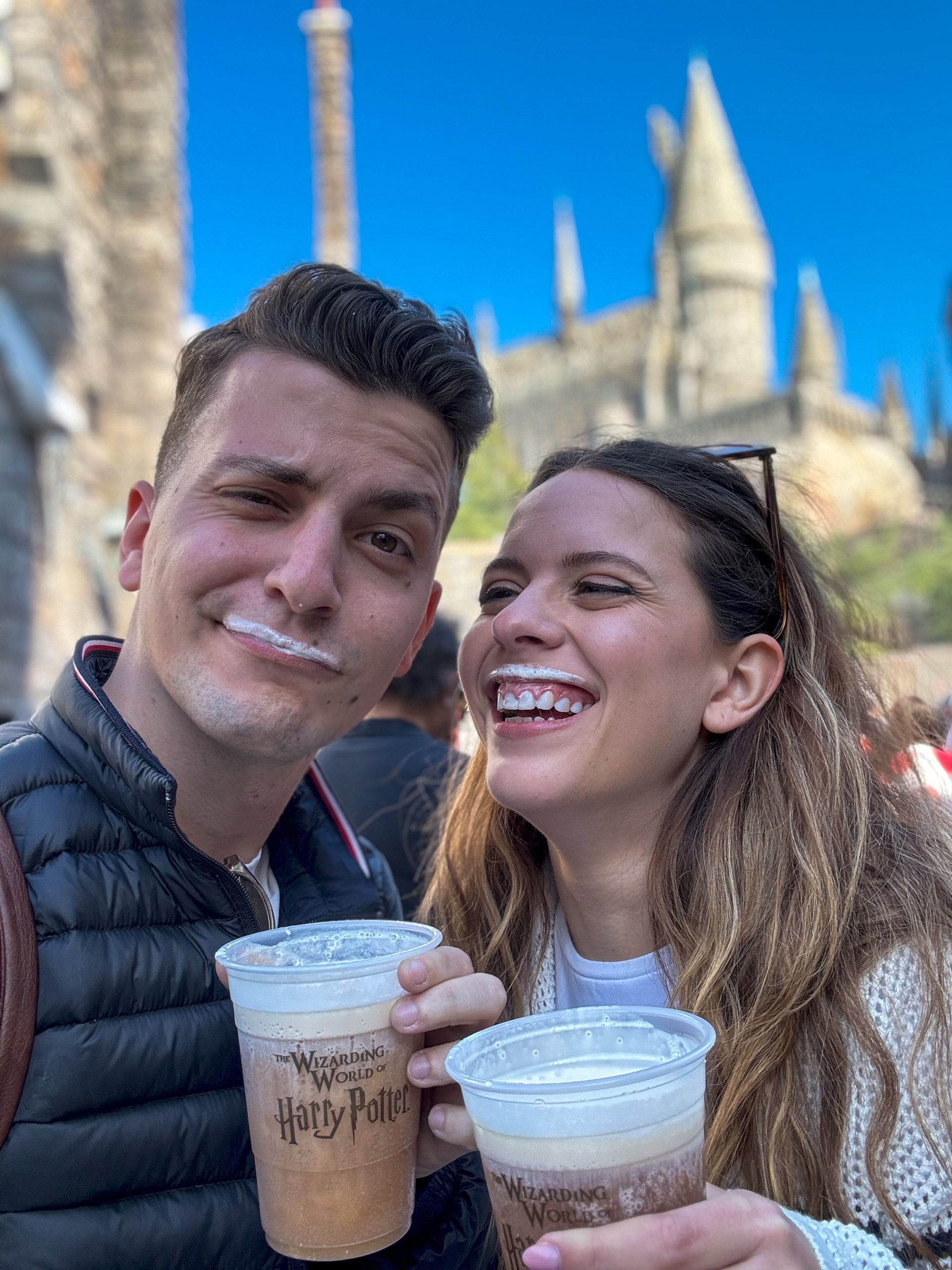 ζευγάρι πίνει βουτυρόμπιρα στα Universal studios στο Λος Άντζελες