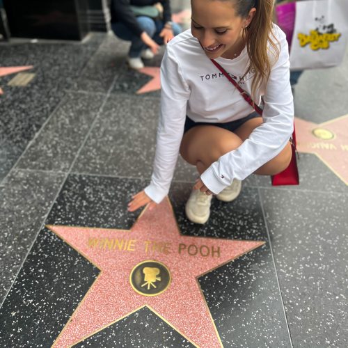 walk-of-fame κορίτσι με αστέρι στο Walk of fame στο Hollywood