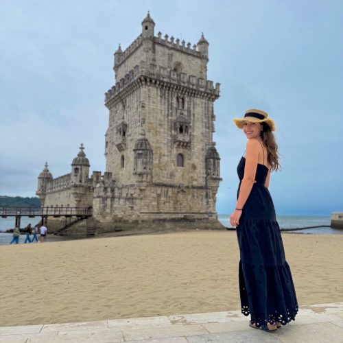 Belem-tower κορίτσι στον πύργο Belem στην Λισαβόνα