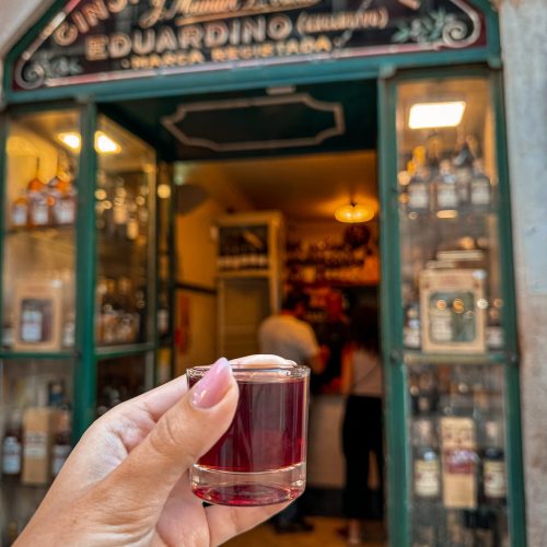 Ginja-lisbon σφηνάκι με παραδοσιακό Πορτογαλικό λικέρ μπροστά από το μαγαζί