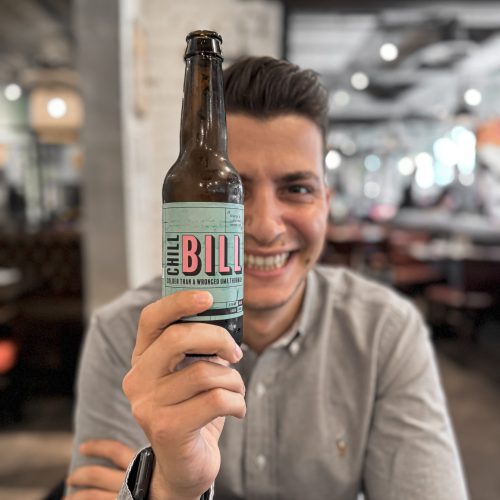 bill's-beer Αγόρι κρατάει μπίρα με το όνομα Μπίλ