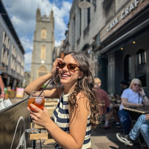 cardiff-anna-trakada κορίτσι πίνει Aperol σε πάμπ του Κάρντιφ