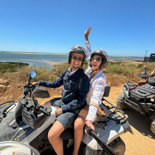 lagos-mytravelgram-quad-tour αγόρι και κορίτσι κάνουν τουρ με γουρούνα στο Λάγκος, στην Πορτογαλία