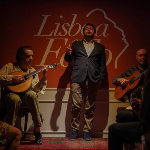lisboa-em-fado Πορτογάλος τραγουδιστής Fado, μια κλασσική κιθάρα και μια Πορτογαλική κιθάρα