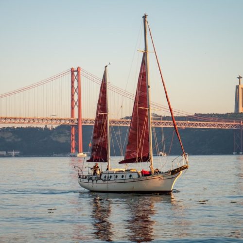 lisbon-sunset-cruise ιστιοπλοϊκό στο ηλιοβασίλεμα στην Λισαβόνα