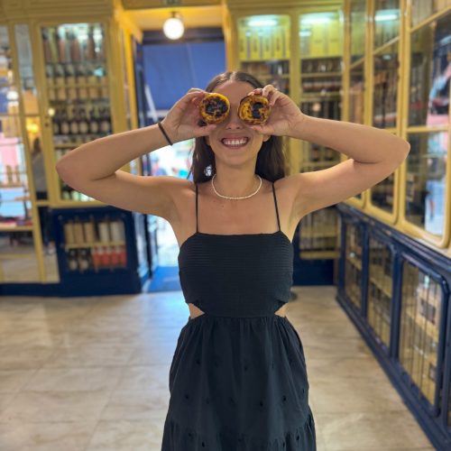 pasteis-de-belem-mytravelgramgr κορίτσι κρατάει δύο ταρτάκια μπροστά από το πρόσωπό της σαν μάτια