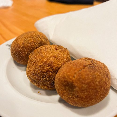time-out-croquetes κροκέτες σε ένα πιάτο