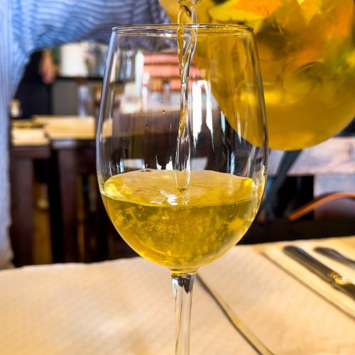 white-sangria ποτήρι με λευκή σαγκρία