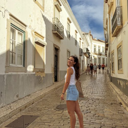 faro-mytravelgramgr κορίτσι στα στενά πλακόστρωτα σοκάκια του Φάρο