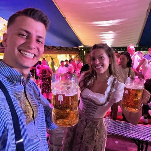 oktoberfest-mytravelgram κορίτσι και αγόρι ντυμένοι με παραδοσιακές βαυαρικές φορεσιές στο Oktoberfest στο Μόναχο