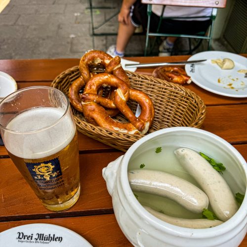 bavarian-breakfast λουκάνικα, πρέτσελ και μπίρα για πρωινό στο Μόναχο - Βαυαρικό πρωινό