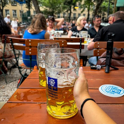one-liter-beer-germany ένα λίτρο μπίρα σε biergarten στο Μόναχο