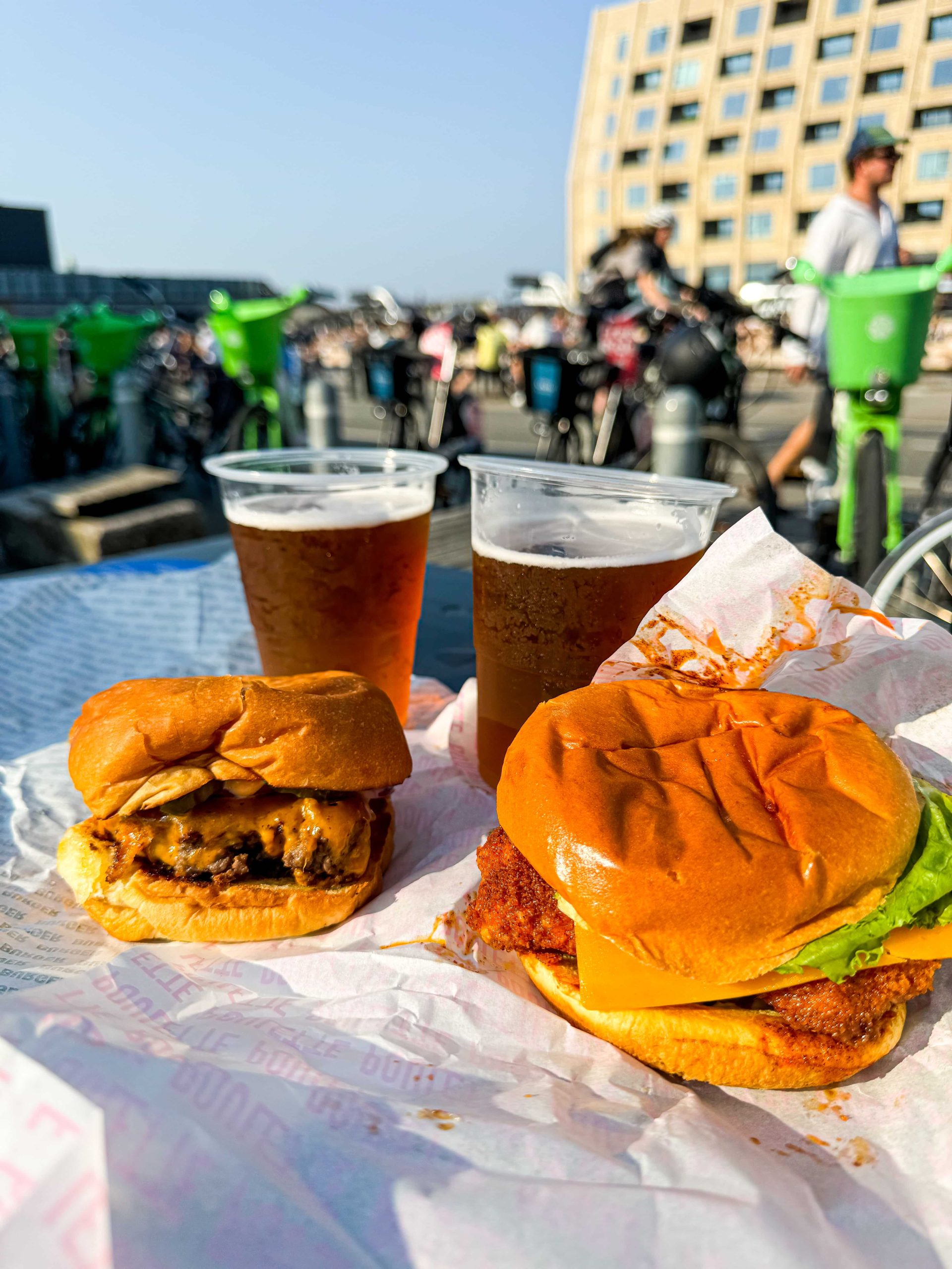 δύο burger και δύο μπίρες
