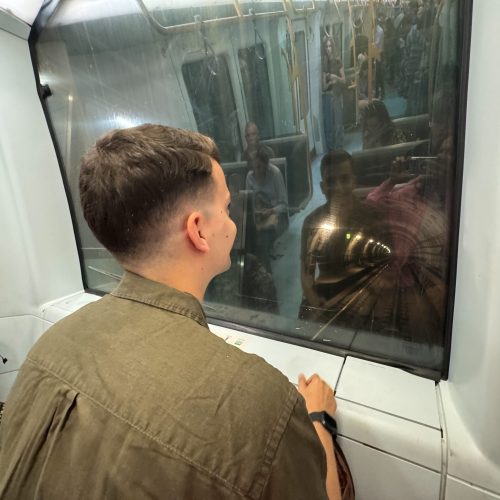 copenhagen-metro αγόρι κάθεται μέσα στο μετρό της Κοπεγχάγης