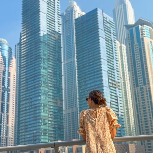 anna-dubai-marina γυναίκα κοιτάει τα κτήρια του Ντουμπάι Μαρίνα
