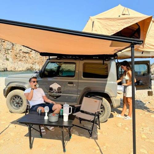 camp4x4crete ζευγάρι κάνει ελεύθερο καμπινγκ με σκηνή πάνω στο αυτοκίνητο
