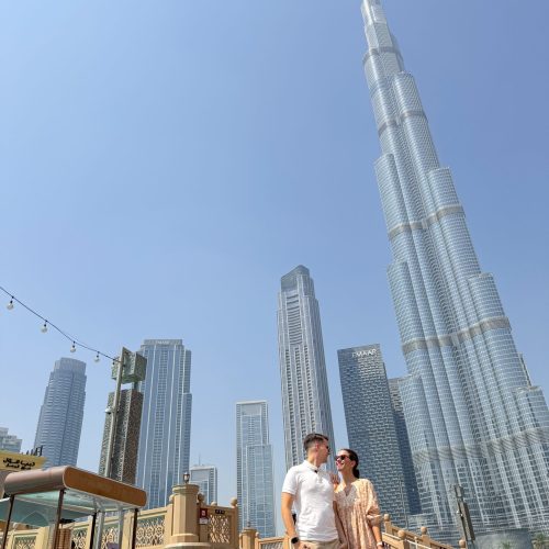 mytravelgram-in-dubai ζευγάρι κάτω από το Burj Khalifa στο Ντουμπάι