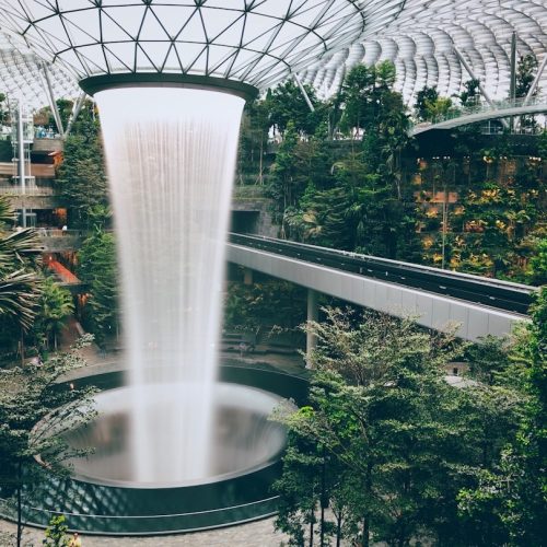 Changi-airport ο καταρράκτης και το τρένο στο αεροδρόμιο της Σιγκαπούρης