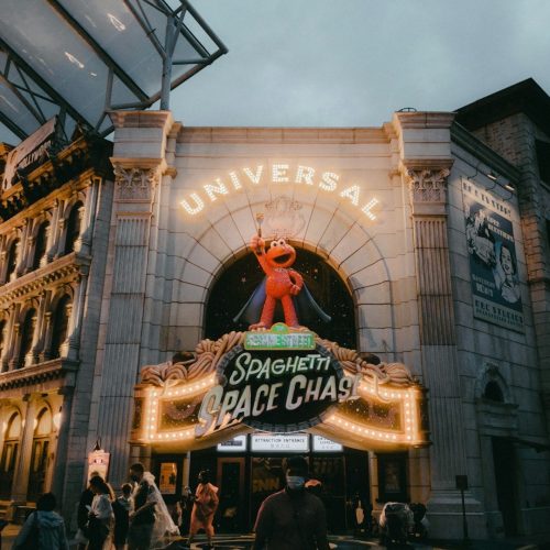 universal-studios-singapore έκθεμα μέσα στα Universal studios στην Σιγκαπούρη