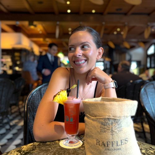 Singapore-sling-mytravelgram κορίτσι με το διάσημο κοκτέιλ της Σιγκαπούρης και ένα τσουβάλι φιστίκια