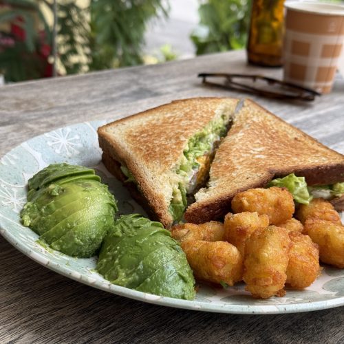 avocado-toast-singapore τοστ με αυγό και αβοκάντο στην Σιγκαπούρη